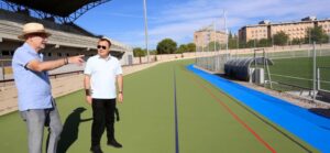 El alcalde, dcha., en la visita al nuevo velódromo de El Olivo