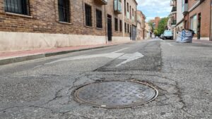 Tapa de alcantarilla en una calle de Alcalá de Henares