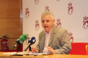 Fernando Romero, durante una rueda de prensa en el Ayuntamiento de Coslada